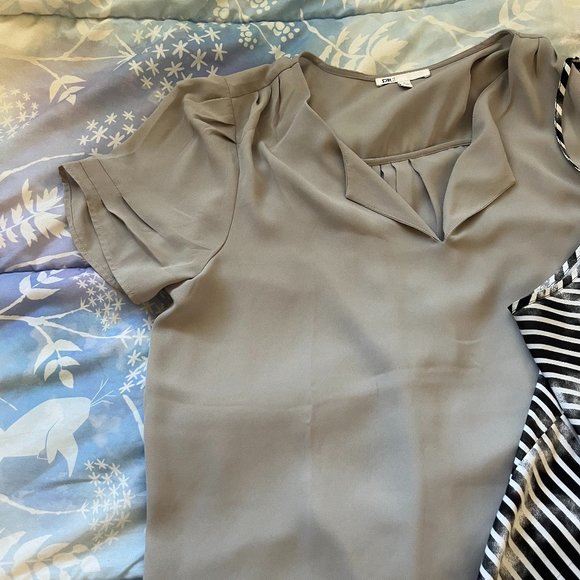 11 Assorted Blouses and T-Shirts - Picture 2 of 12